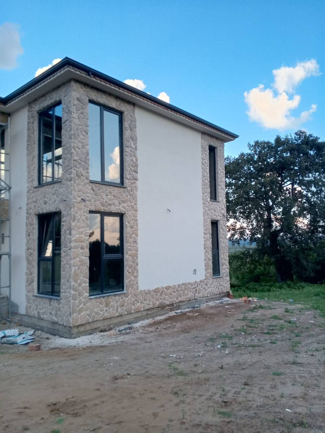 Taş Söveli İki Katlı Villa Cephesi